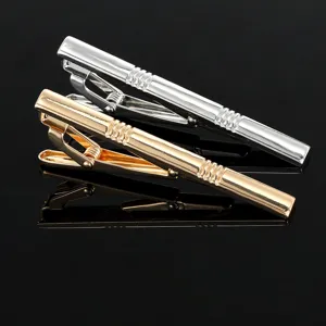 Set di fermacravatte in metallo dorato e argentato per eleganti abiti da lavoro maschile.