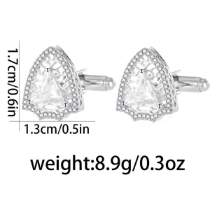 Vista dettagliata di gemelli da polso triangolari argentati con strass eleganti e luminosi.