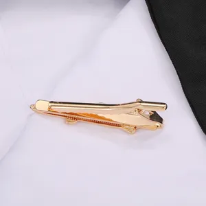 Vue détaillée d'un élégant pince-cravate en métal doré pour la mode masculine chic.