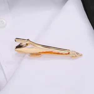 Pince a cravate avion doree pour hommes, design de fusee creative en gros plan.
