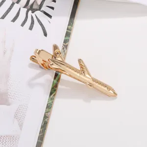 Pince a cravate metallique en forme d'avion dore vue de detail pour costume homme