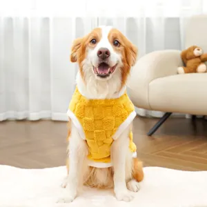 Vista dettagliata del gilet invernale in pile giallo per animali, vestiti caldi per cani.