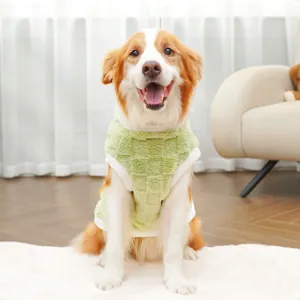 Accogliente gilet peloso per animali in verde morbido, ideale per tenere i cani al caldo.