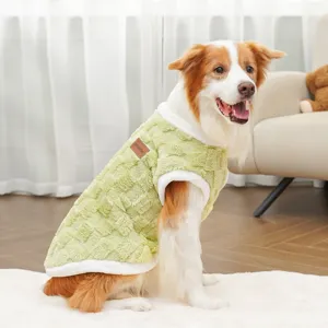 Gilet in pile invernale caldo per cani medi e grandi, dettaglio di abbigliamento per animali.