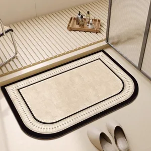 Alfombra de baño absorbente antideslizante con elegante diseño de borde geométrico para hogar.