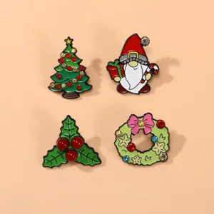 Nahaufnahme Details niedlicher Weihnachts Legierung Kristall Broschen mit Baum und Kränzen.