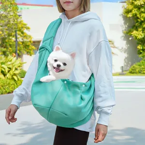 Bolso bandolera transpirable para perros y gatos pequeños, cómodo transportador exterior verde.