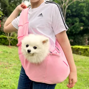 Vista detallada de bolsa bandolera rosa para mascotas con perro, tejido suave y transpirable.