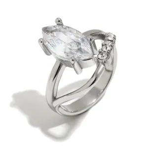 Elegante anello in acciaio inossidabile argento con un grande zircone taglio marquise.