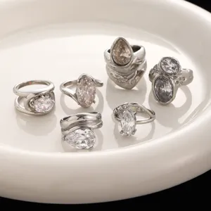 Detailansicht von silbernen Edelstahlringen mit Zirkonsteinen in verschiedenen Formen