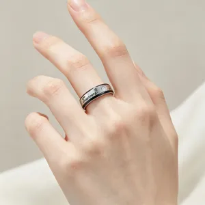 Roestvrijstalen paarring met diamantinleg en forever gravure, elegante 6mm sieraden.