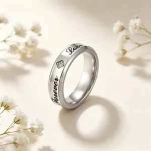 Gedetailleerde close-up van gegraveerde titanium stalen ring met kristal en bloemen.