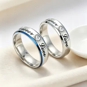 Titanium stalen paarringen met 6mm band, hartvormige kristal inlay en Forever Love gravure.