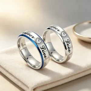 Roestvrijstalen paarringen met hart kristal en Forever Love gravure, 6mm breed design.