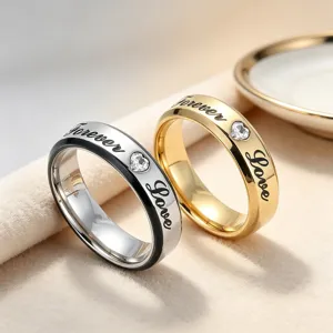 Titanium stalen paar ringen gegraveerd met forever love en prachtig hart kristal detail.