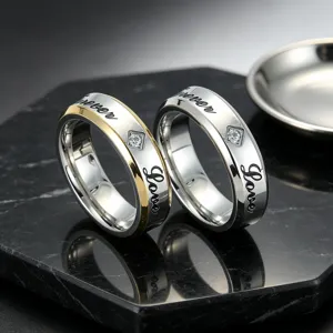 Titanium stalen paarringen met gegraveerde tekst en sprankelende diamant, 6 mm breed ontwerp.