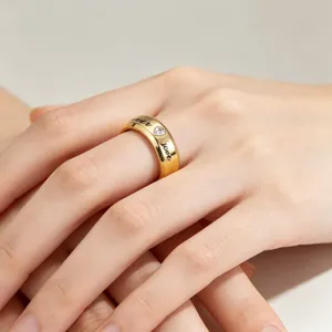 Gouden titanium stalen ring detail met gegraveerde Forever Love tekst en sprankelend hart.