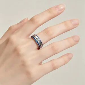 Gedetailleerd overzicht van de titanium stalen koppelring met blauwe accent en strass steen.