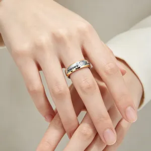 Close-up detail van titanium stalen koppelring met gegraveerde Forever Love tekst en hartje.