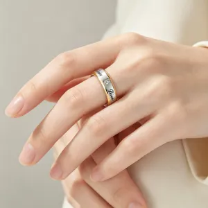 Detailopname van de 6mm titanium stalen ring met gravure love en schitterende diamant.
