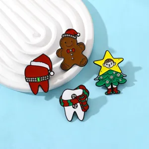 Nahaufnahme von Weihnachtskartun-Emaille-Anstecknadeln, Strass-Legierung-Broschen-Details.