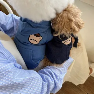 Detalle sudadera vaquera perro, ropa elegante para mascotas pequeños cachorros invierno