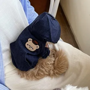 Vista detallada de sudadera de mezclilla para mascotas, bordado de oso y tela suave.