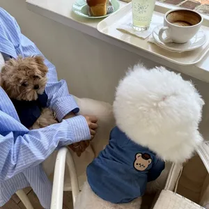Vista detallada de la bonita chaqueta de mezclilla para mascotas con bordado de oso.