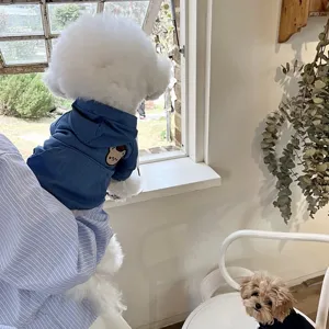 Vista detallada de abrigo de mezclilla con capucha para perros gatos, estilo lindo diario.