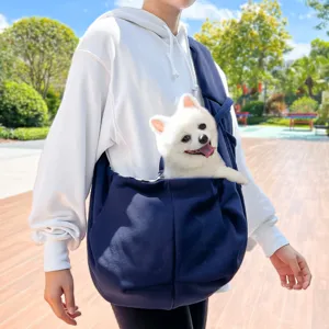 Vista detallada de la bolsa bandolera para mascotas, tela transpirable para perros.