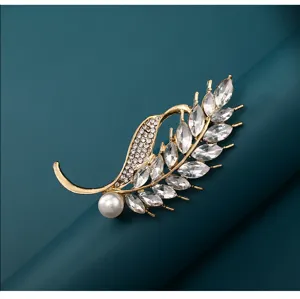 Detail shot of elegant rhinestone pearl wheat ear brooch, exquisite gold tone accessory