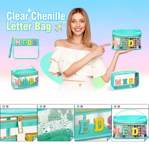Trousse de toilette transparente en PVC avec lettres chenille colorées et poignée pratique.