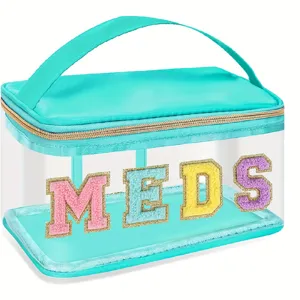 Trousse de toilette transparente en PVC avec écussons de lettres colorées et poignée supérieure.