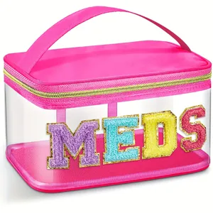 Détail de la trousse de toilette transparente en PVC avec lettres brodées colorées MEDS.