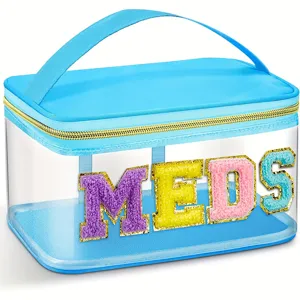 Trousse de toilette transparente en PVC avec bordure bleue, poignée et lettres brodées.