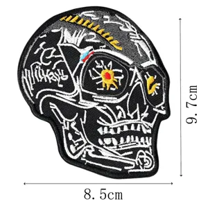 Vue détaillée du patch brodé tête de mort style punk avec des motifs de lignes de graffiti.