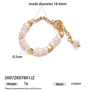 Bague réglable en perles d'eau douce naturelles avec perles métalliques, vue de détail et taille.