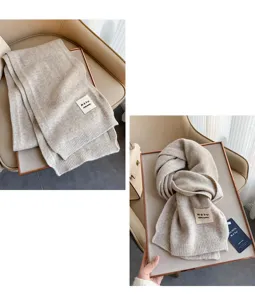 Vista dettagliata della sciarpa in maglia di lana australiana di qualità, calda e spessa, beige.