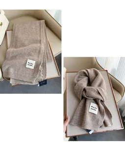 Sciarpa invernale comoda per donna, calda sciarpa di lana morbida, design elegante e chic.