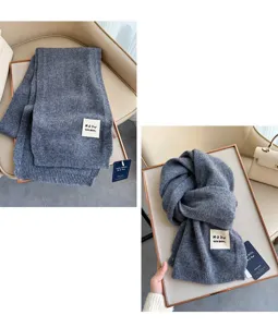 Sciarpa in maglia di pura lana da donna, spessa sciarpa invernale calda grigia con etichetta.