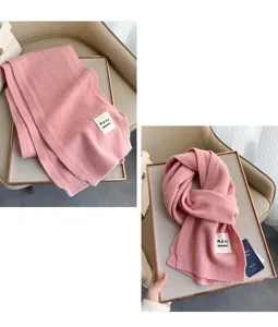 Sciarpa in maglia di lana rosa 100% da donna, accessorio invernale caldo e avvolgente.