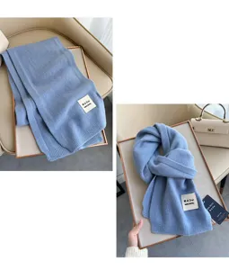 Morbida sciarpa in lana lavorata a maglia azzurra, elegante accessorio caldo invernale.