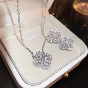 Conjunto collar pendientes trébol plata circonita brillante detalles finos