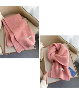 Einfarbiger, warmer Wollstrickschal für den Winter mit süßem Muschelknopf, kuschelig.