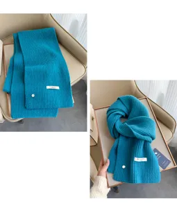 Gemuetlicher Rippstrickschal in leuchtendem Tuerkisblau, dicker warmer Winterschal fuer Damen.