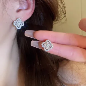 Hermoso primer plano que muestra los exquisitos detalles de los pendientes de trébol.