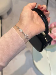 Primer plano detallado de una pulsera de calabaza de plata esterlina con circonitas brillantes.