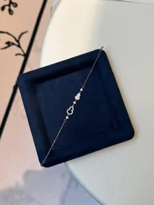 Vista detallada de una pulsera de plata con colgante de calabaza circonita en terciopelo.