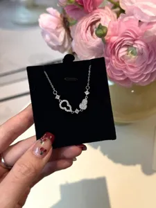 Detalle de pulsera de calabaza de plata S925 con circón, elegante joya femenina refinada.