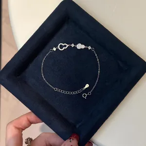 Vista detallada de una pulsera de calabaza de plata de ley con circonitas en bandeja.